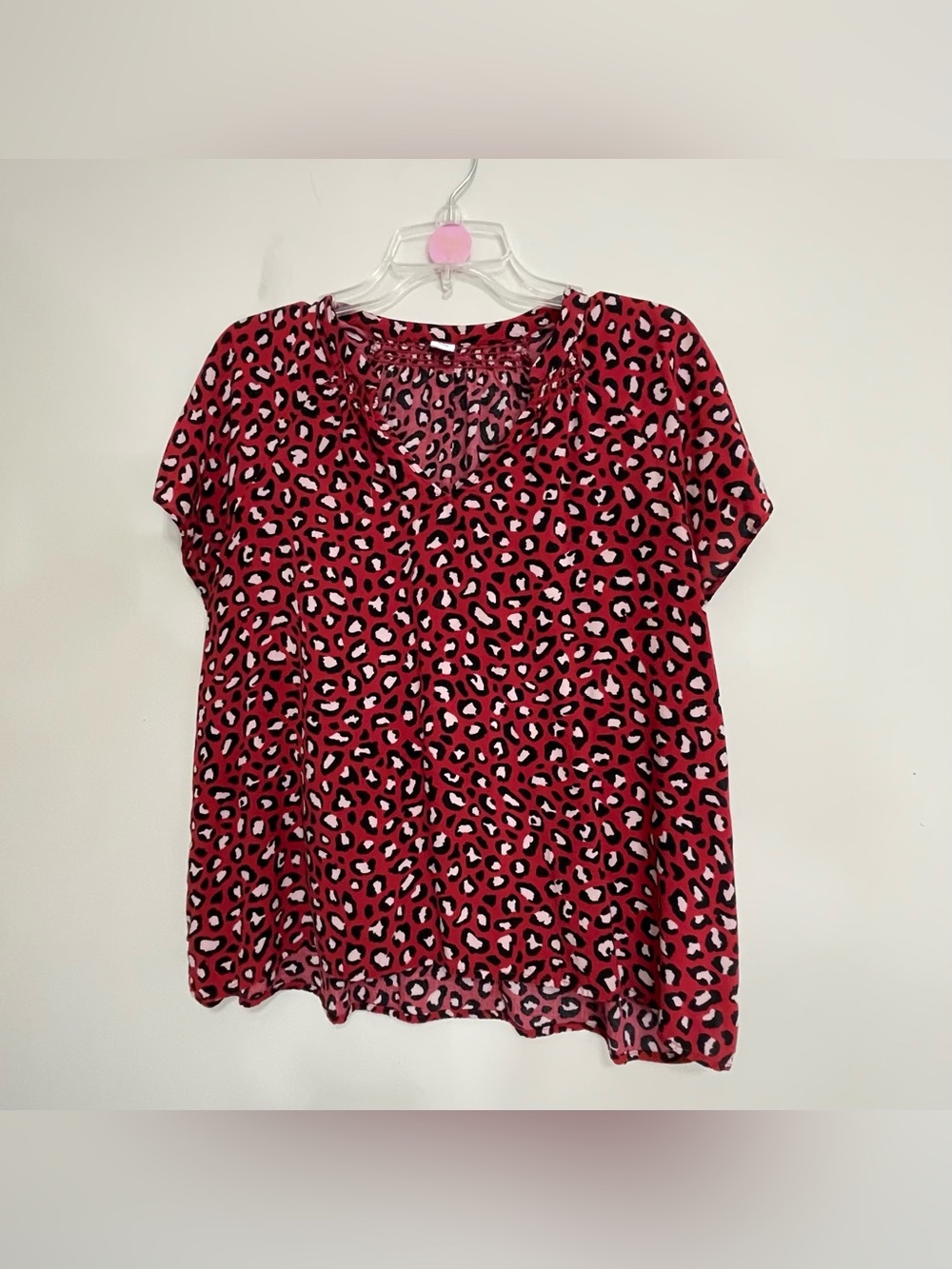 Women’s Red Leopard Print V-Neck Top~‎ Size Large ~ Office
